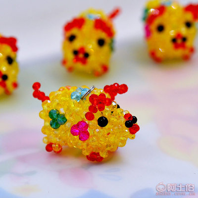 福美织珠厂2015年新款猪形手机挂件 老师傅纯手工编织的匠心之作